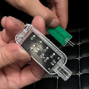 PCBA con 12 LED ad alta luminosità per la luce del buco del piede dell'auto supporta le luci dell'atmosfera originale dell'auto Cambiare i colori in modo sincrono